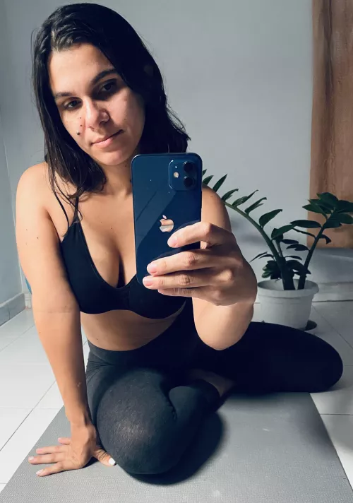 I know is late, but this latina milf is ready to play