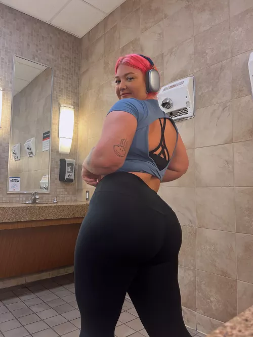 Pink haired big booty gym girl
