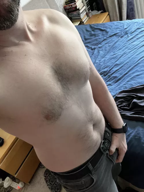 Quick shirtless pic before I rush out to class. M physics [45] teacher from Ireland 🇮🇪🏃‍♂️