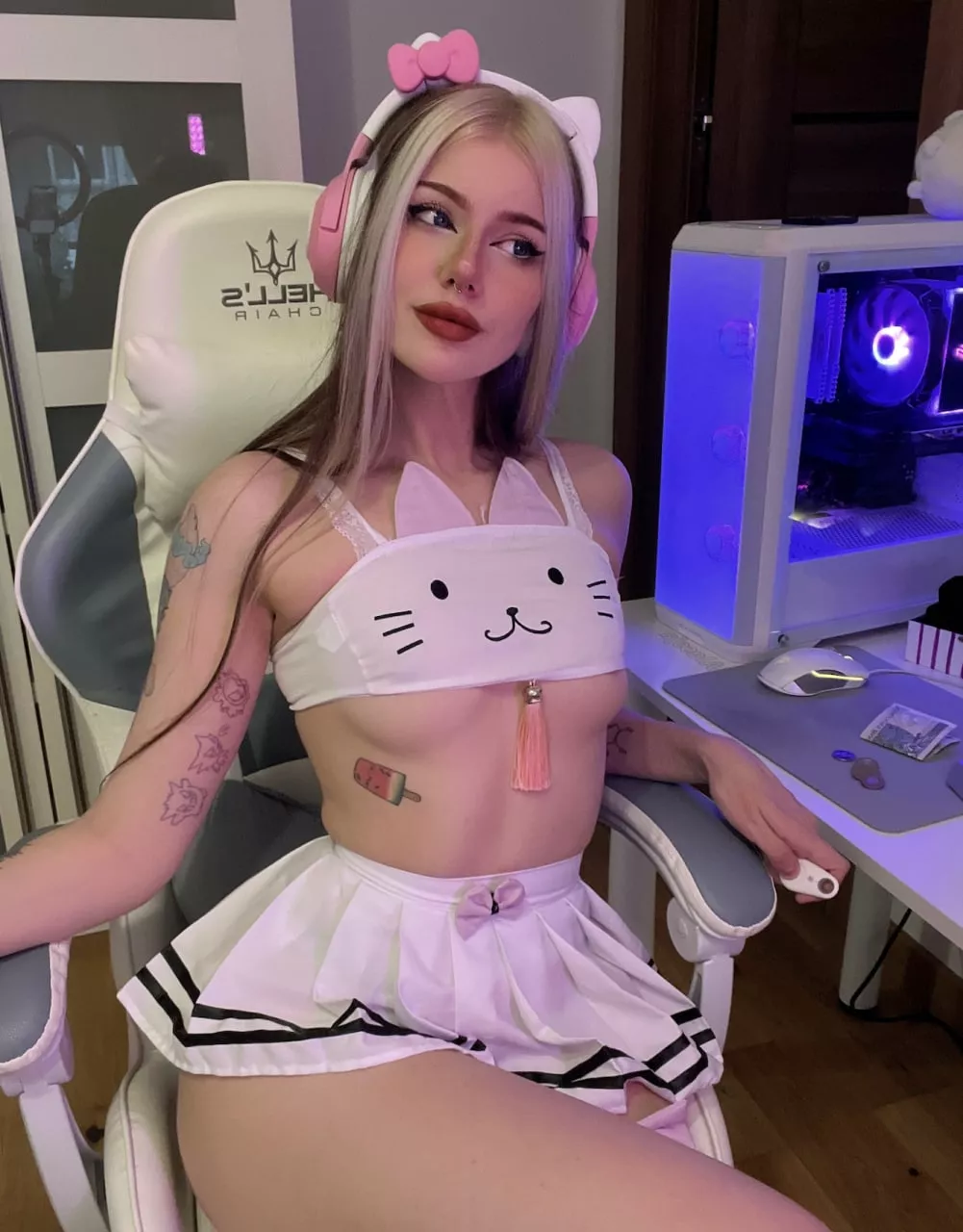 React if I can send nudes everyday