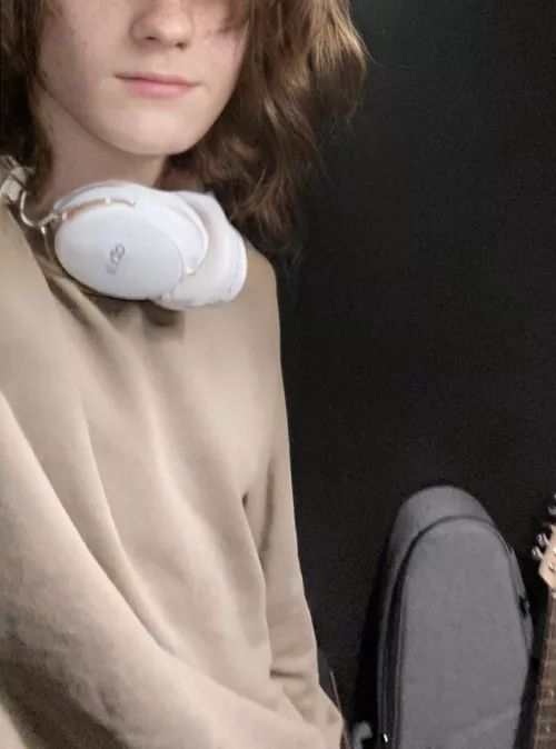 Trying to get over my shyness, so here’s half a selfie!~ :>