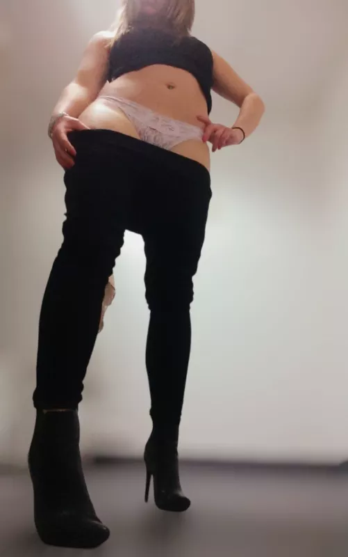 35F black leggings and heels :)