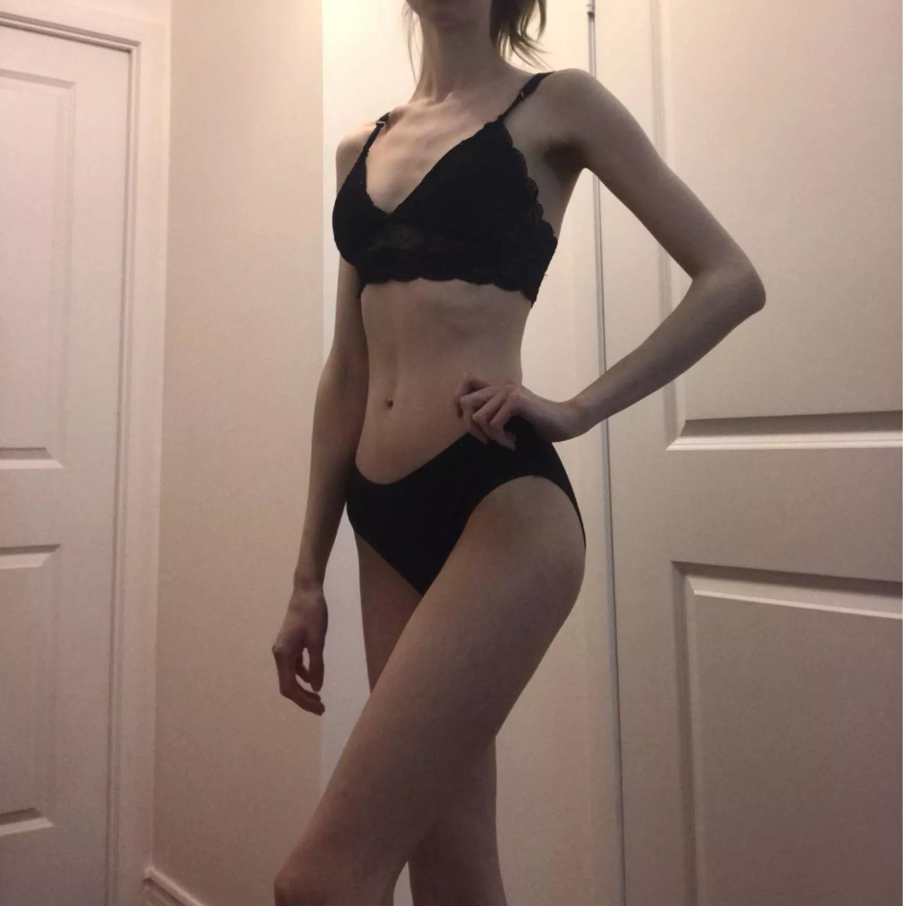 B cups, petite & 20 y/o 🖤