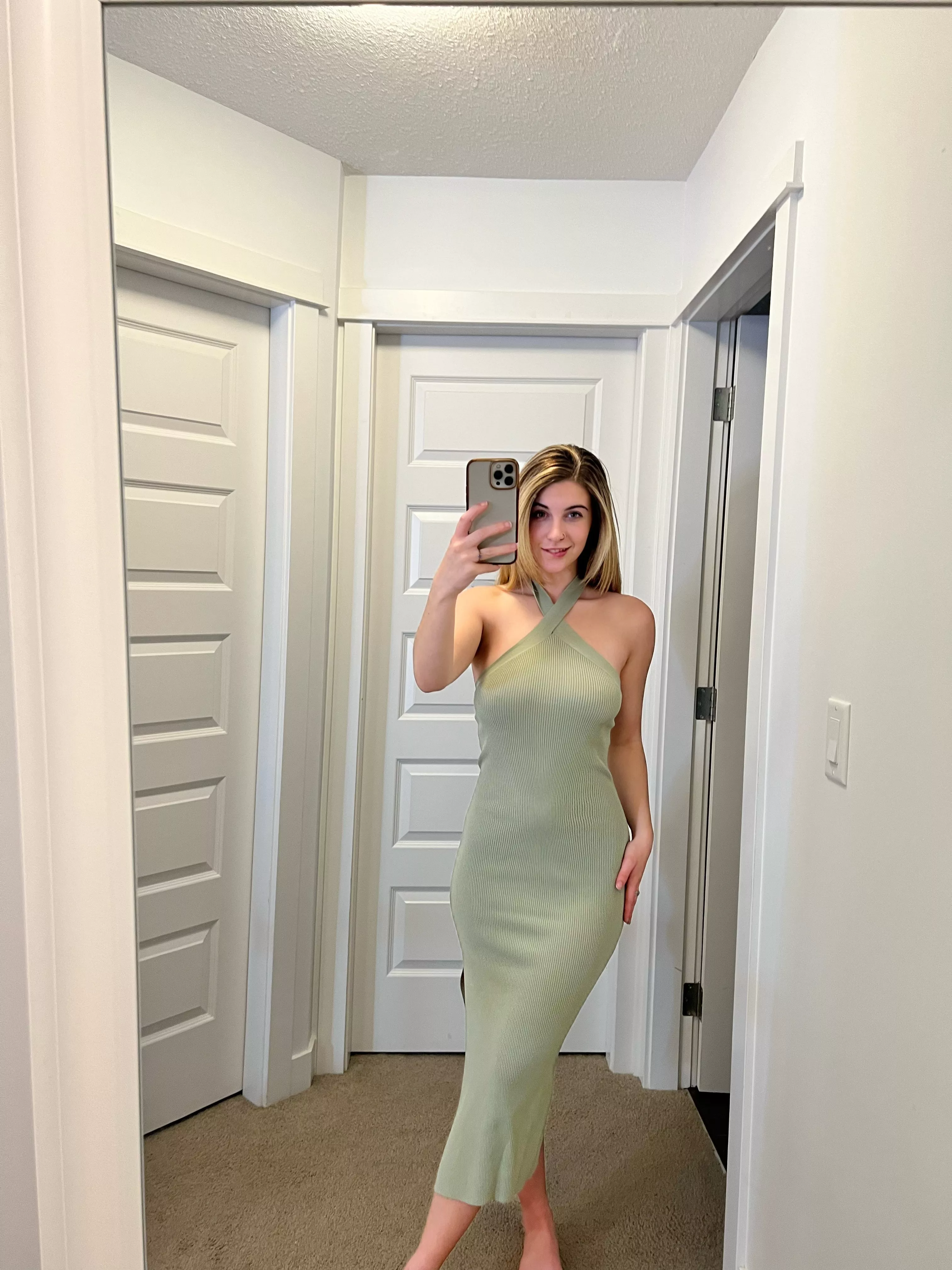 Do you like a pretty girl in a dress 😉