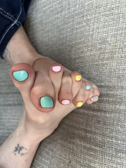 Easter toes!!! 3 upvote= 3 pics in your DM 💋💋💋