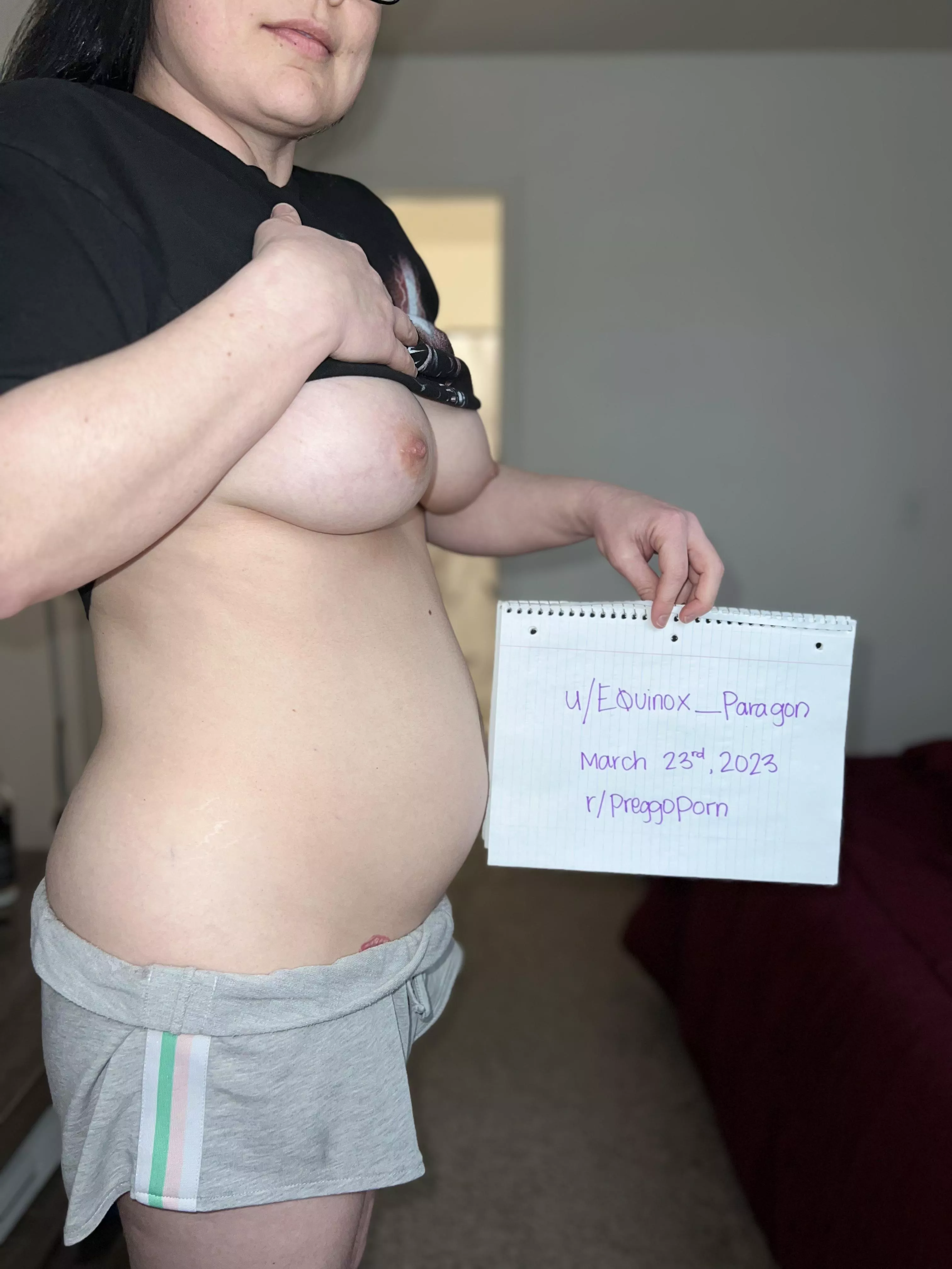 First time 🤰🏻 mama! 10 weeks, and 1 day. Seeing a bit of a bump now. Verifying myself and starting this new journey. 😘🤤