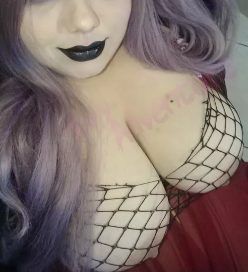 hope you don't mind some dark lipstick on your dick..🖤