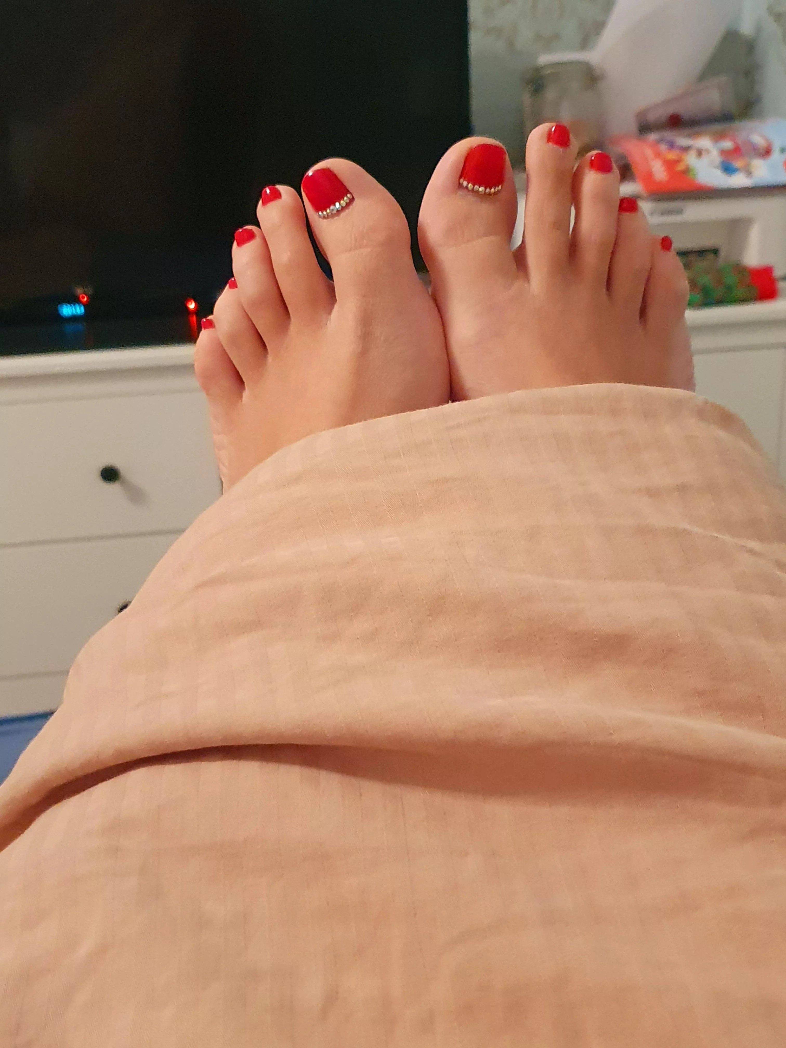 I hope you like red toes