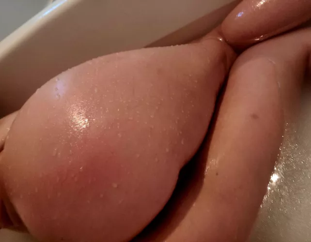 I love the way oil beads up on my skin during oil baths! 🛀💦🧴🥰