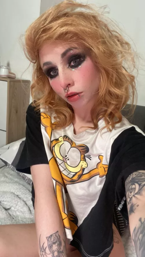 I will be streaming in around 10 min https://m.chaturbate.com/cloudie_x3/