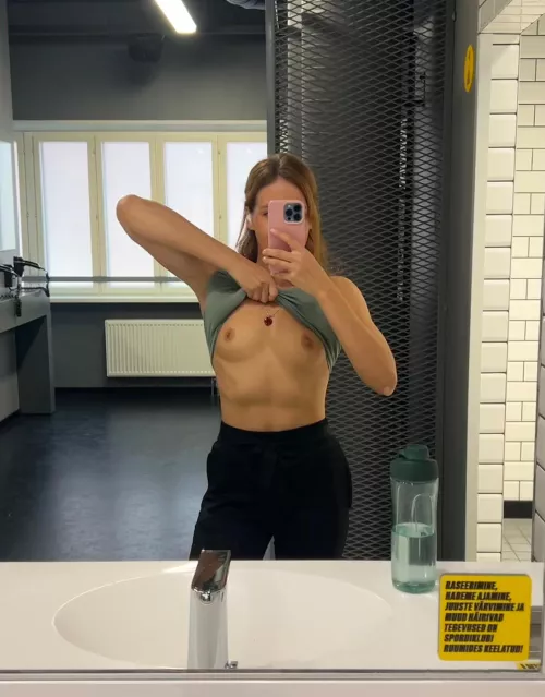 Little gym changing room selfie 🔥