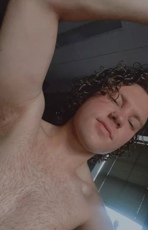 needing new reddit gay friends 🥹 feel free to dm me! 💖