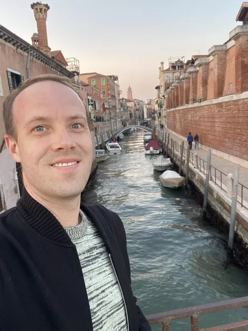 On my way to the supermarket in Venice (like, wow!)