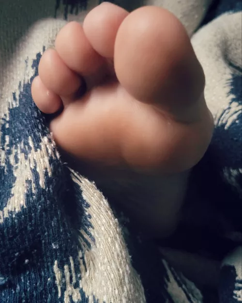 Peekaboo feet.