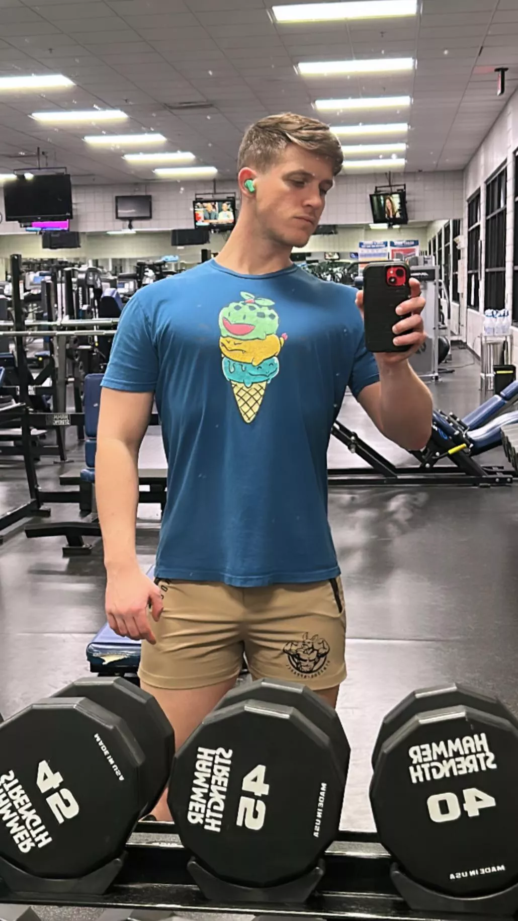 Please ignore the dirty gym mirrors, was feeling pretty thicc on chest day