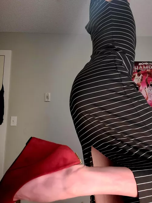 showing off My knew heels 🩷🩷