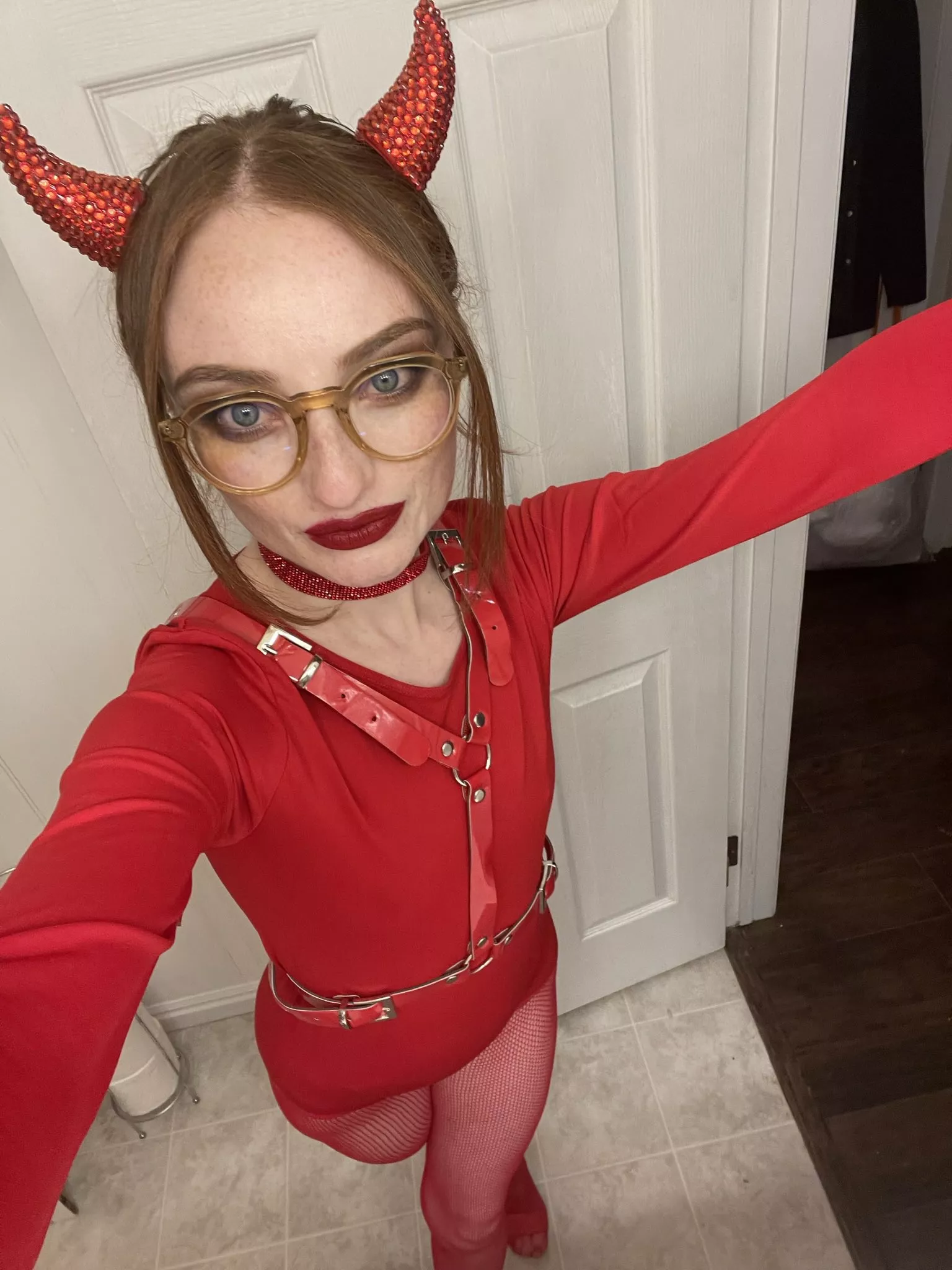 [TW] who wants a succubus girlfriend