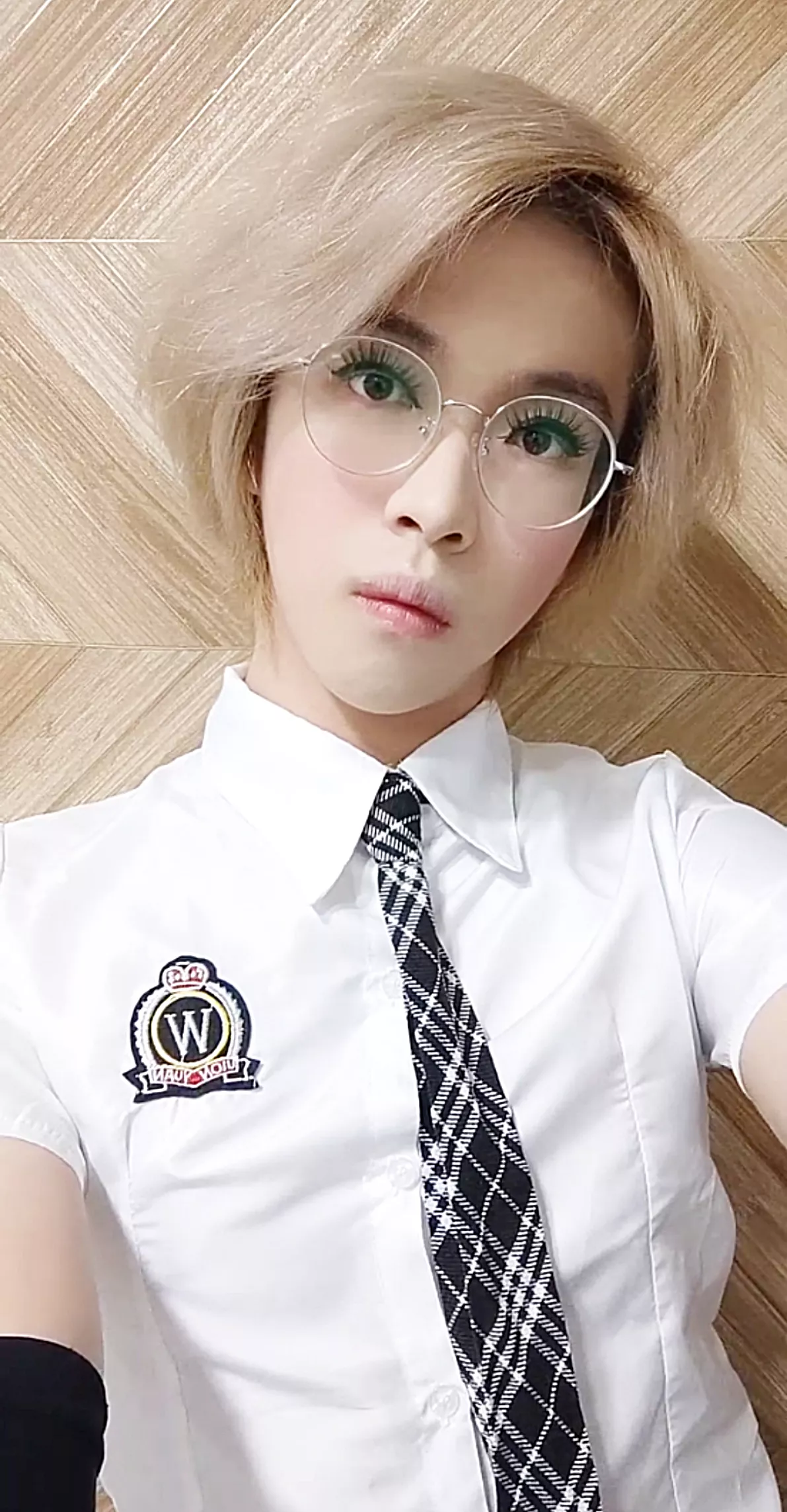 What's this Schoolgirl looking at owo?💞🌈