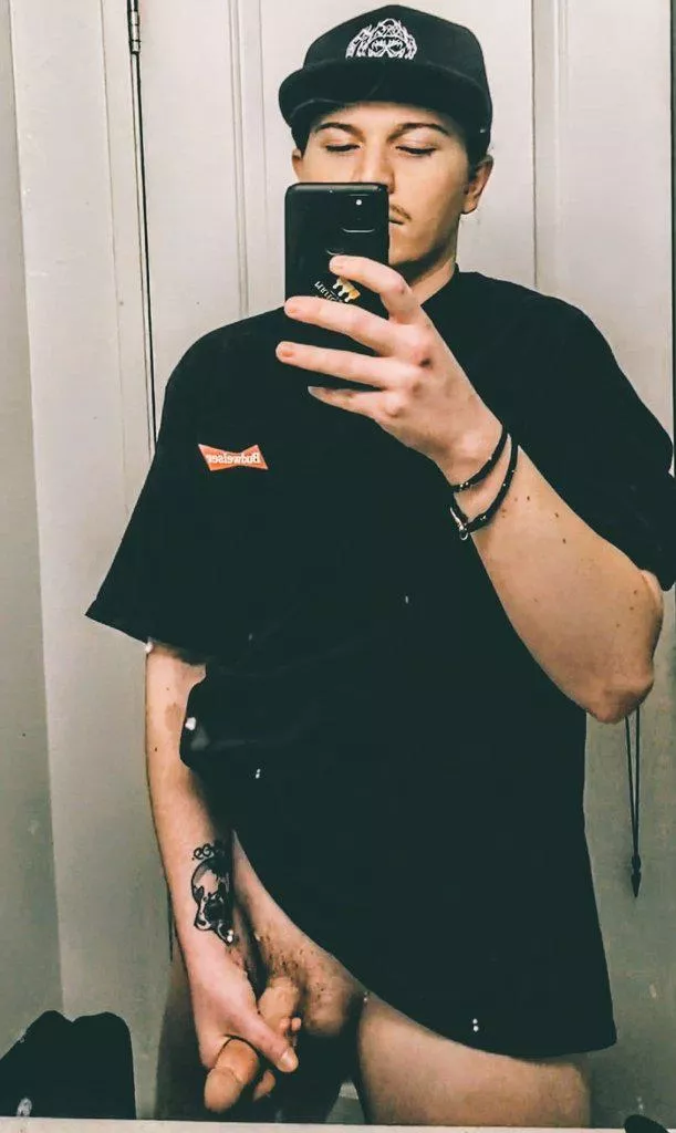 When you get home from the bar and you're horny... so you show your dick to reddit strangers 🤷😈