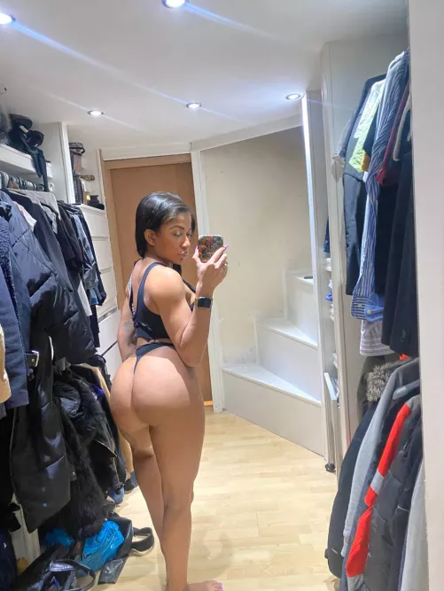 Does anyone here liike ebony girls that love anal?