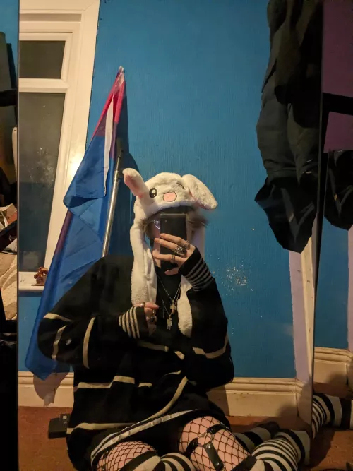 DONT MIND THE FALLEN BI FLAG😭