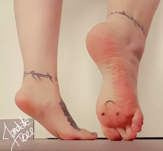 happy toe 😊 my little toes want to meet you on onlyfans. let's watch my profile 🥰🥰🥰