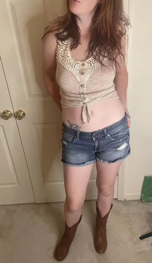 Heading out to the country bar tonight wanna join