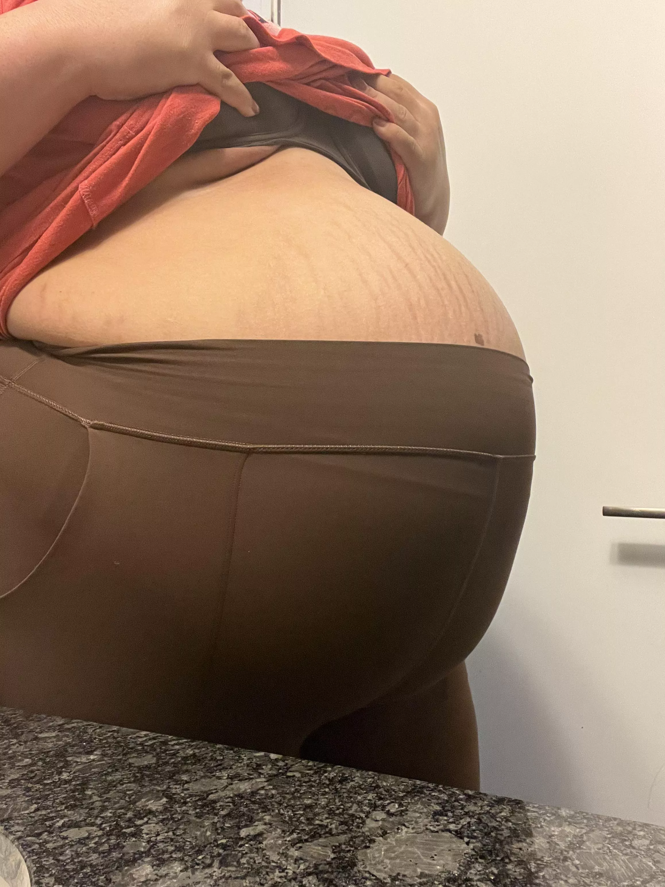 I love how round my belly gets when pregnant 😍