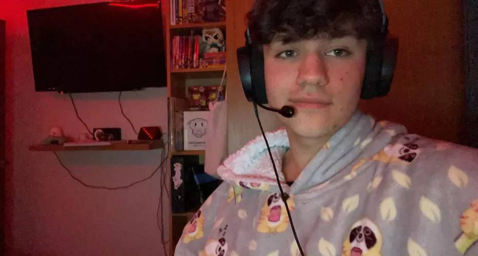 I play on pc and ps5 :))