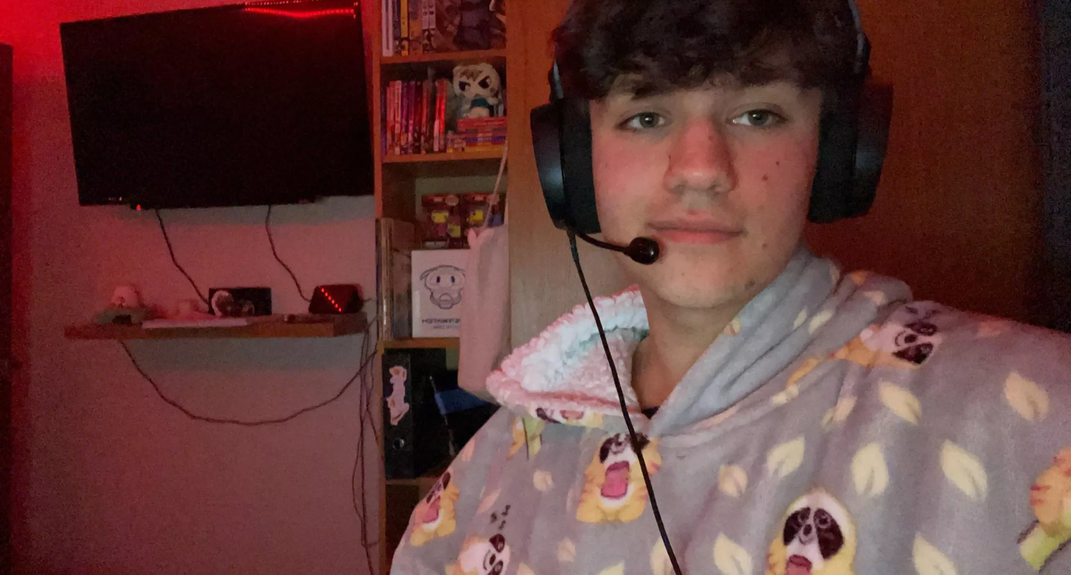 I play on pc and ps5 :))