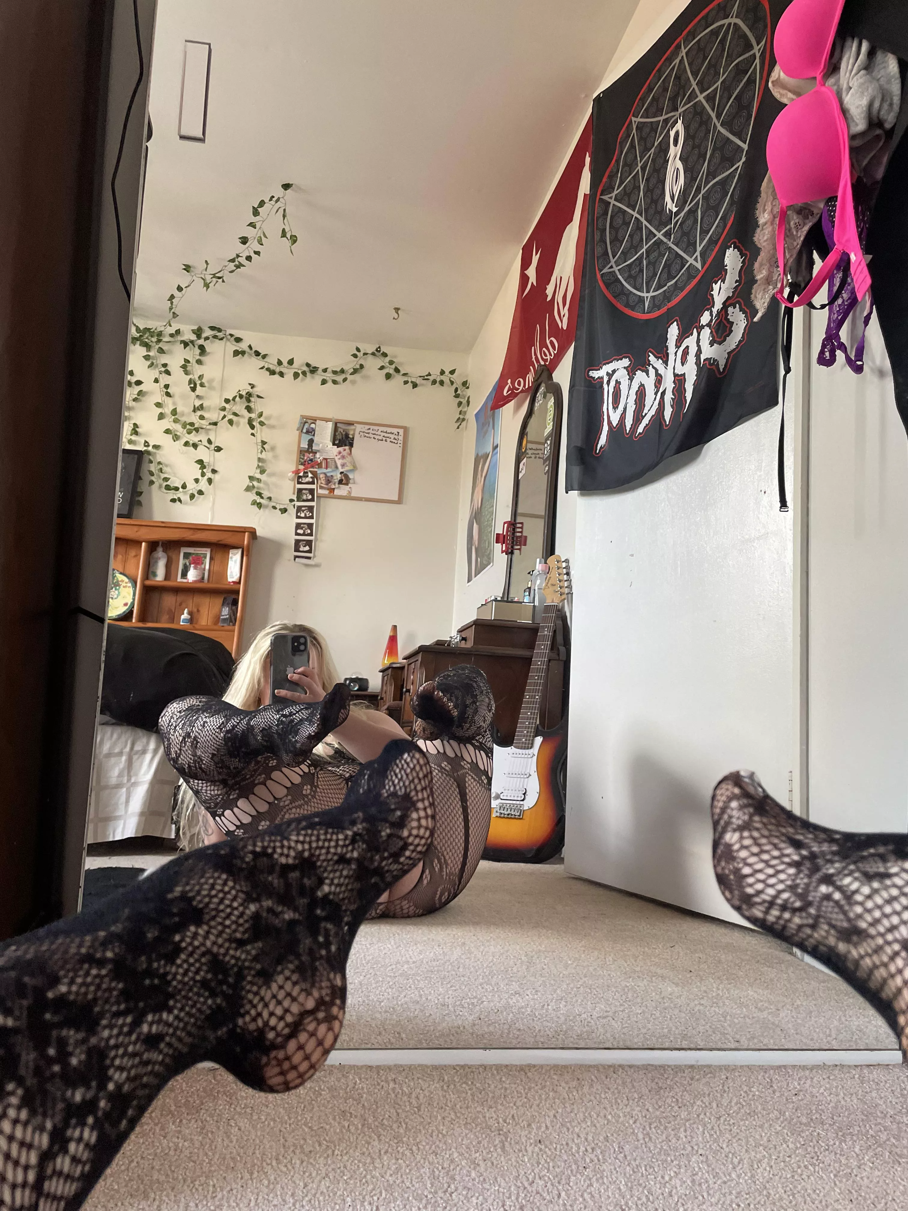 I’ve never had my toes sucked:( I want my feet worshipped so bad [oc]