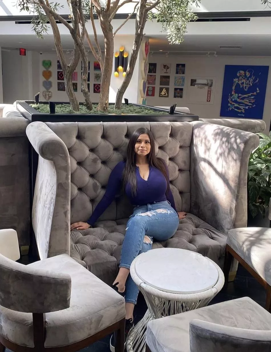 Looks like the sweater is fighting 😅