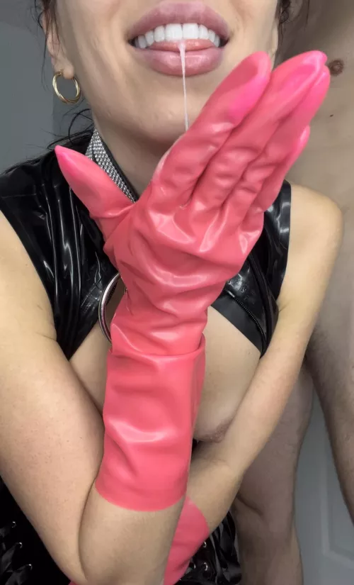 Love eating cum off my latex gloves