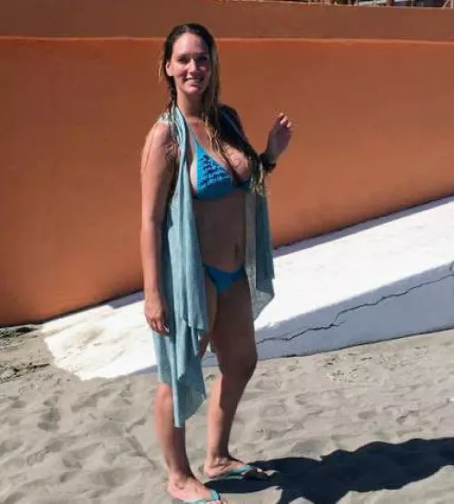 Showing off my big tits and phat ass at the beach