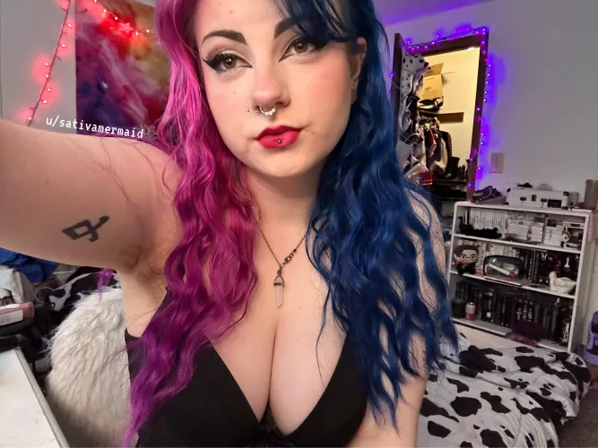 Sweet dreams from my cleavage 🖤✨