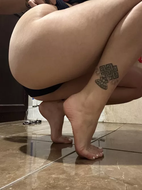 Would you go for my feet or ass first 🤗oc