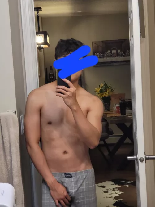 24 lf jerkoff buddies. Live only. Send face pic and body pic. leovir23