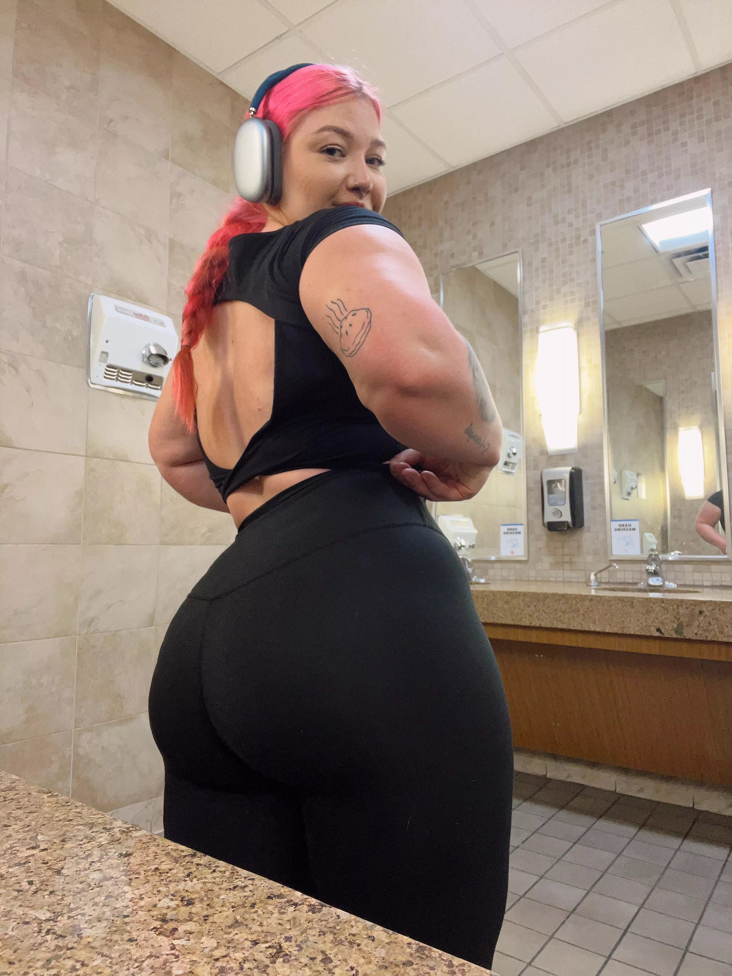 Another day another gym locker room booty pic