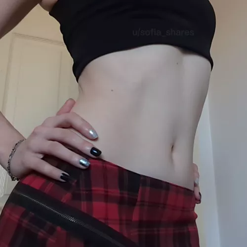 I love comfy clothes that allow me to show off my midriff 💋 [IMG]