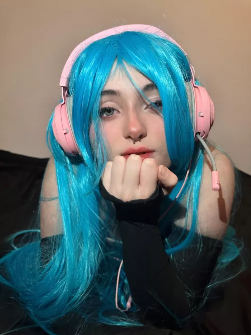 I tried a homemade Hatsuni Miku cosplay, it's not professional but I like it! ><