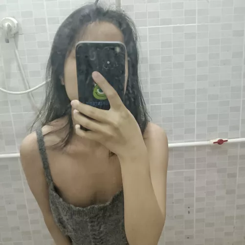 Its so easy for the straps to fall down on this dress