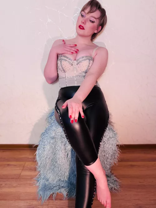 Leather leggings and short hair is My choice