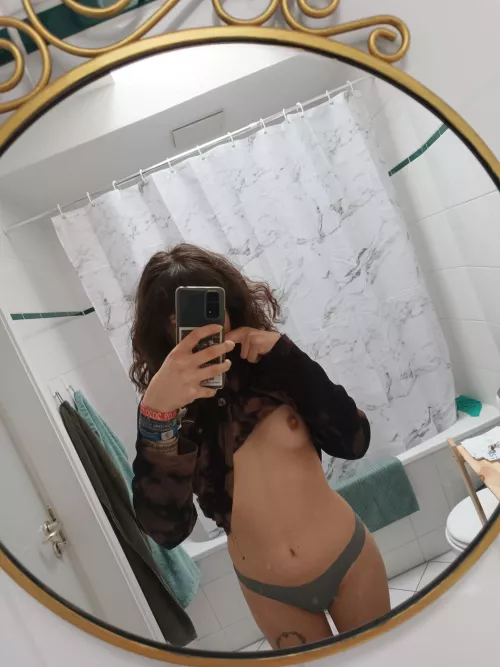 Petite and also a little cute 😇