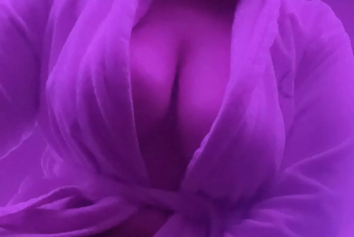 Some cleavage in a robe 😘