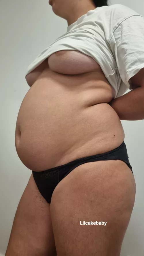 This is my belly after eating around 4000 calories 😋