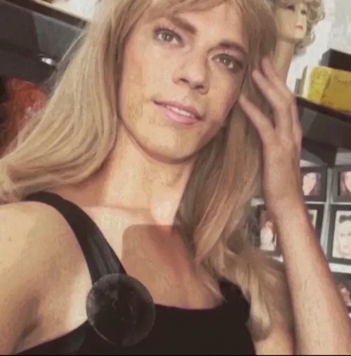 Anybody want to get to know me better? I really want a boyfriend/girlfriend. 🎀