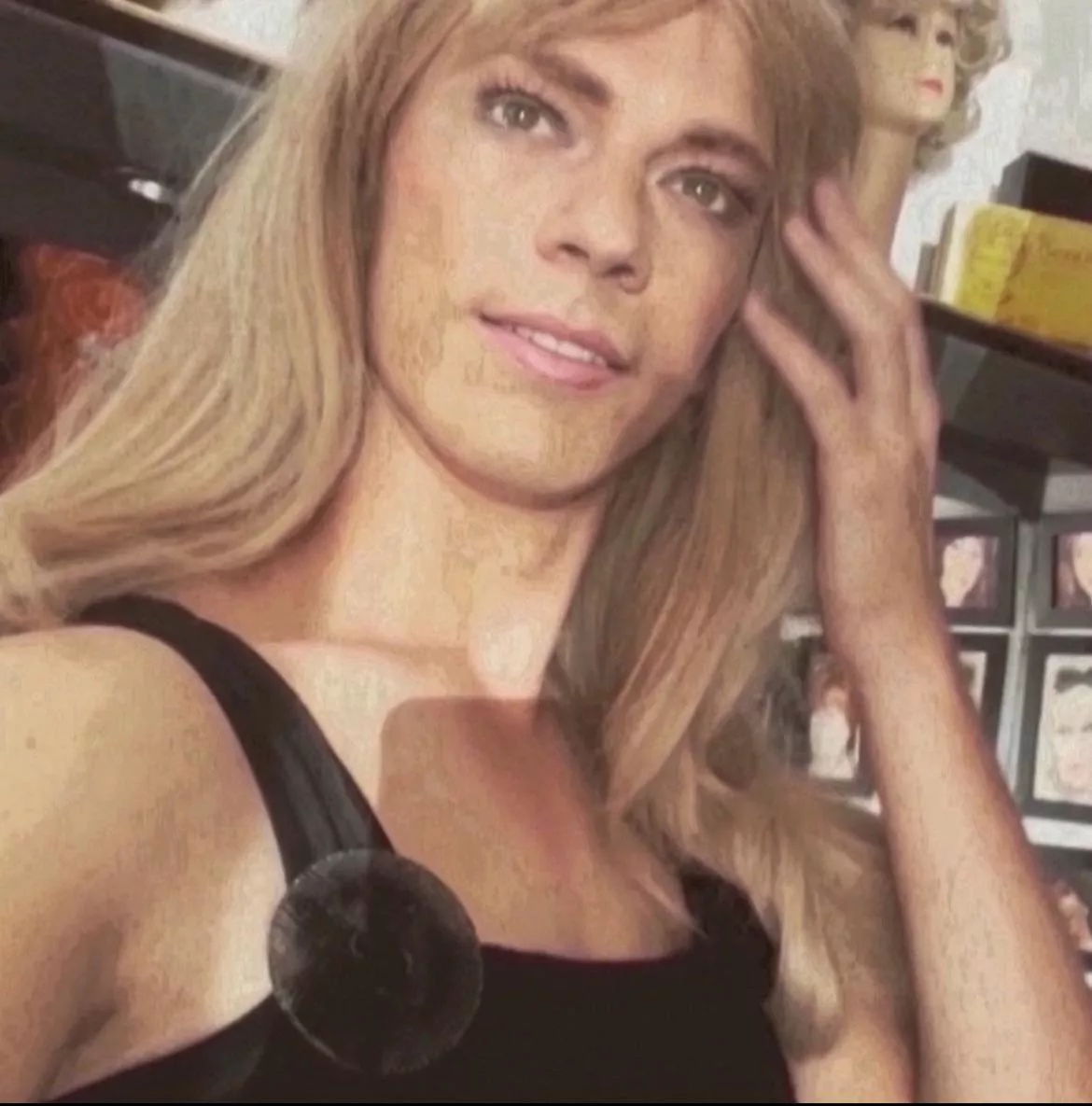 Anybody want to get to know me better? I really want a boyfriend/girlfriend. 🎀