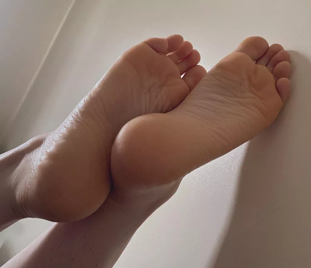 Been getting a lot of love for my soles from you lovely people on Reddit! So here’s another. 👣❤️🫣 oc