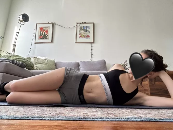 Cum trace the lines in my belly, make me sweat for you [img]