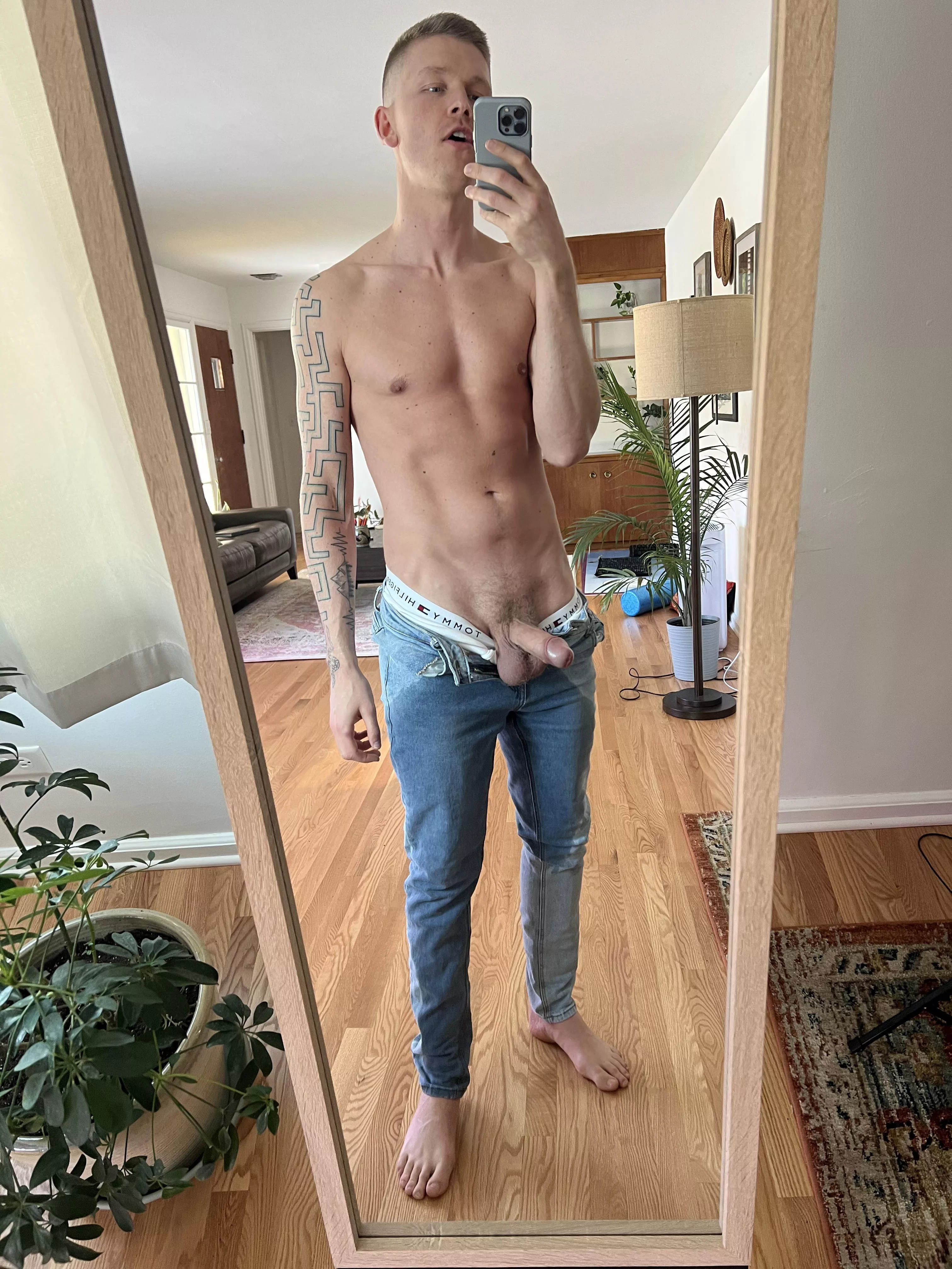 I always get a huge hard on after wetting myself 😈💦👑